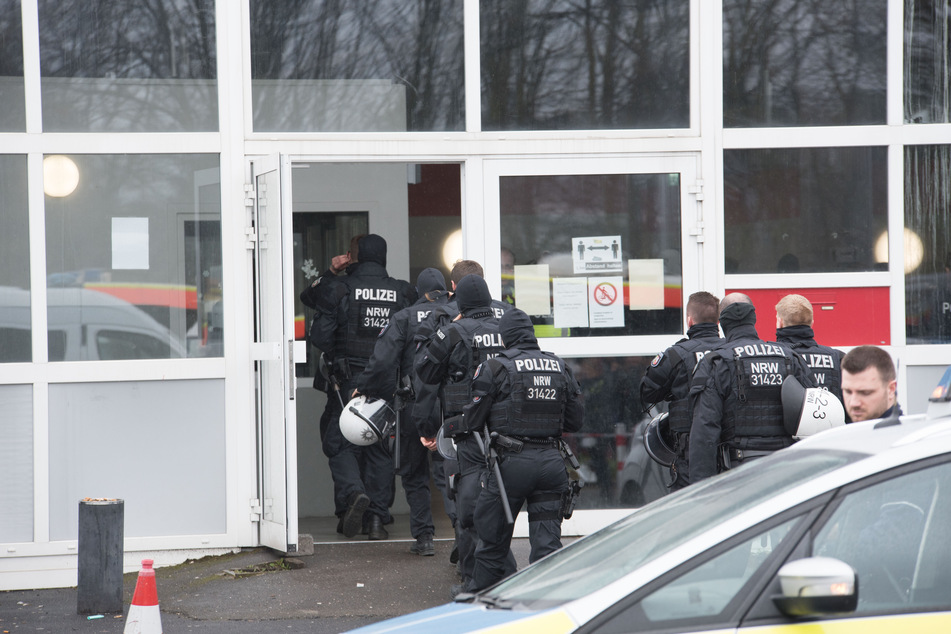 In einer Kölner Flüchtlingsunterkunft ist zu einer Massenschlägerei gekommen.