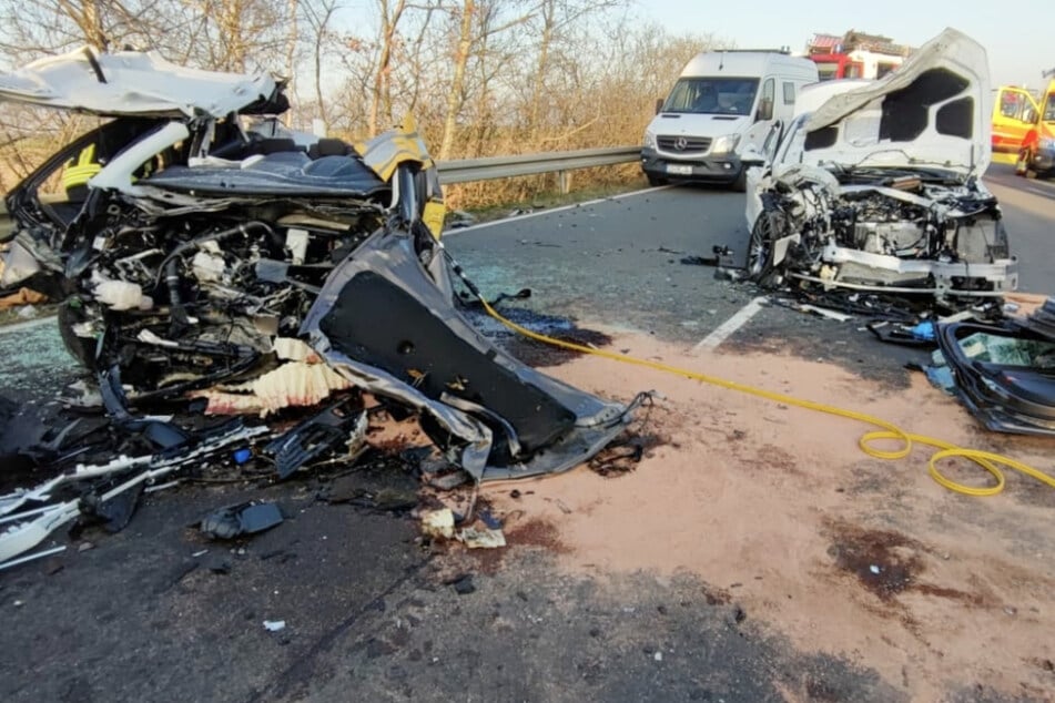 Die beteiligten Fahrzeuge eines schweren Unfalls im Landkreis Wittenberg am vergangenen Sonntag sind als solche kaum noch zu erkennen. Ein Mann (†82) erlag zwei Tage später seinen Verletzungen.