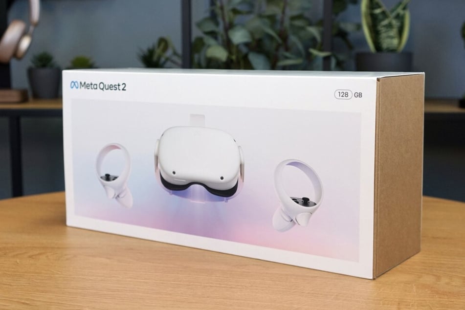 Meta Quest 2 VR Brille mit zwei Touch Controllern macht einen guten Eindruck unterm Weihnachtsbaum.