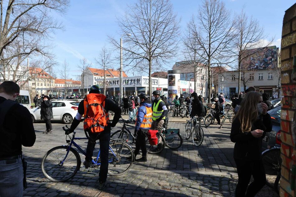 Auf Fahrrädern fuhren die Gegendemonstranten aus Leipzig-Connewitz los.