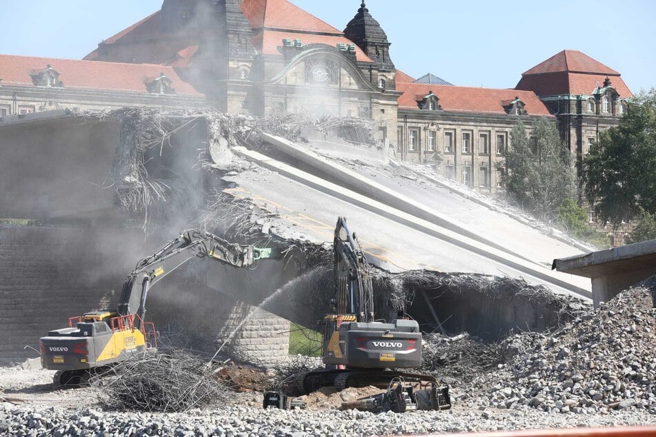 Unermüdlich arbeiten sich die Bagger vor. Noch am Freitag soll dieses hängende Teil fallen.