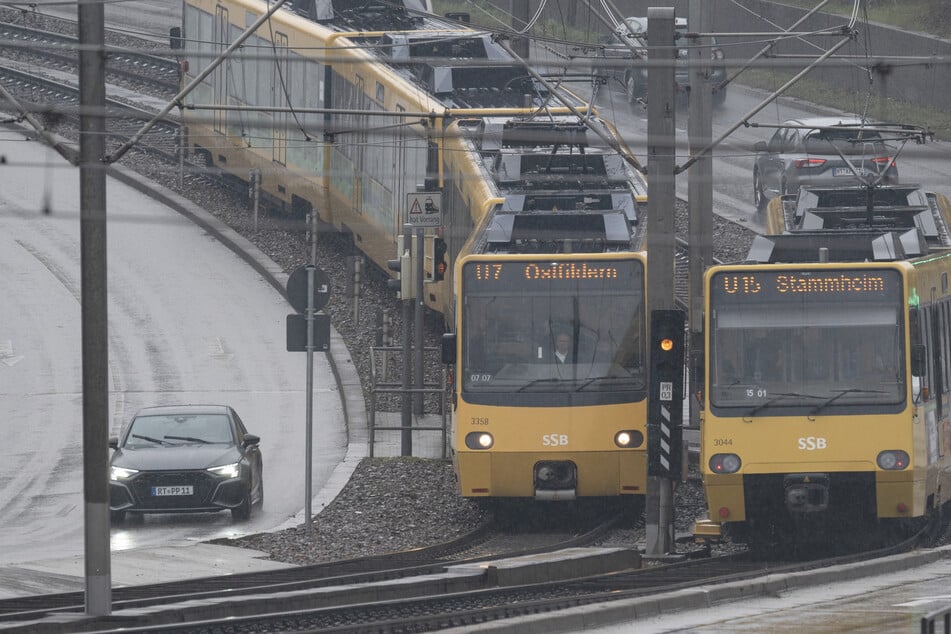 Rote Ampel übersehen: Toyota-Fahrerin nach Crash mit Bahn schwer verletzt