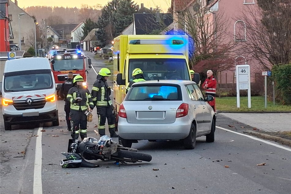 Auf der Taucherwaldstraße sind am Freitagmorgen eine Autofahrerin (65) und ein Biker zusammengestoßen.