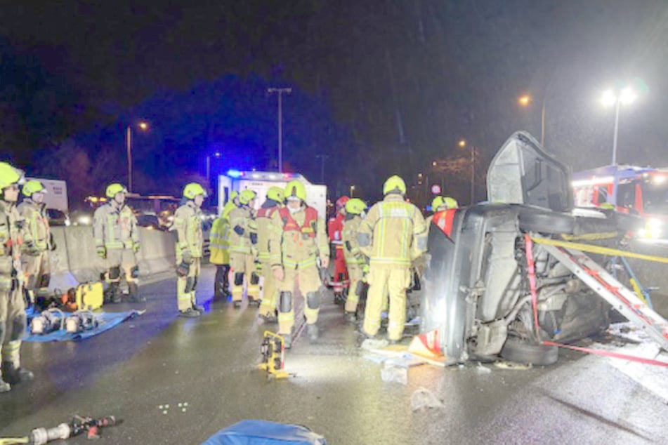 Unfall A111: Feuerwehrfrau entdeckt eingeklemmten Fahrer auf dem Heimweg - Lebensgefahr