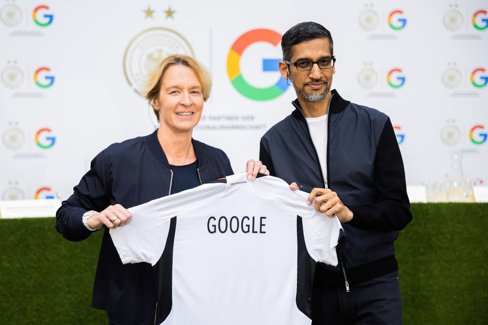 Bundestrainerin Martina Voss-Tecklenburg (55) und Sundar Pichai (50), Vorstandsvorsitzender von Google und Alphabet, präsentierten gemeinsam Google als neuen Sponsor der DFB-Frauen.