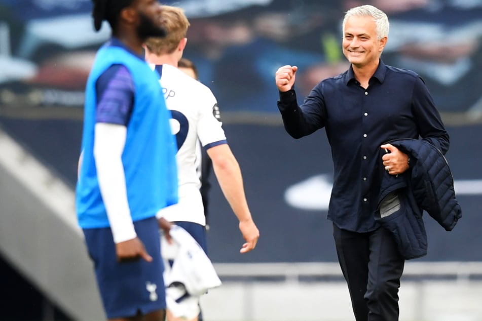 Jose Mourinho (57; r.) sorgte mit einem Instagram-Post für Lacher.