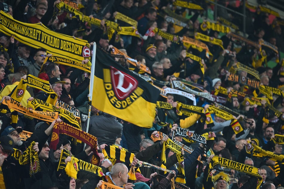 Rund 2500 Dynamo-Fans sind heute live vor Ort.