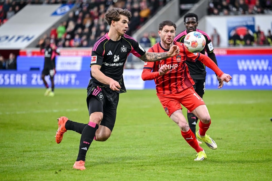 Budu Zivzivadzes (M.) legte mit seinem Pass auf Stefan Schimmer das 1:2 eigentlich vor. Die Technik zeigte allerdings knappes Abseits an.