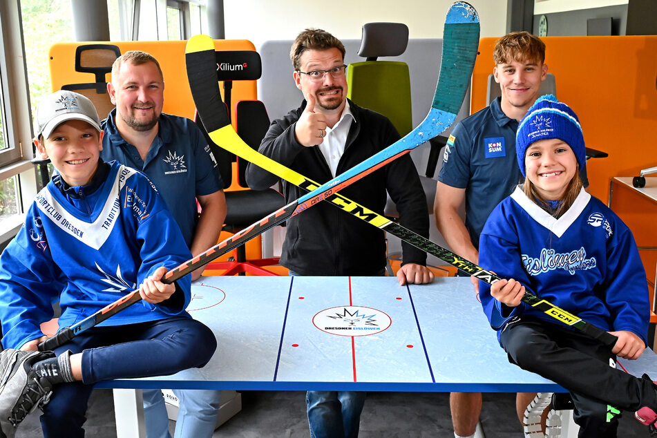 Fünf Eislöwen an einem Tisch (v.l.n.r.): Nachwuchsspieler Oskar (11), Sponsoring-Chef Steve Maschik (37), Unternehmer Paul Eilfeld (42), Spieler Matej Mrázek (23) und Torhüterin Selma (8).