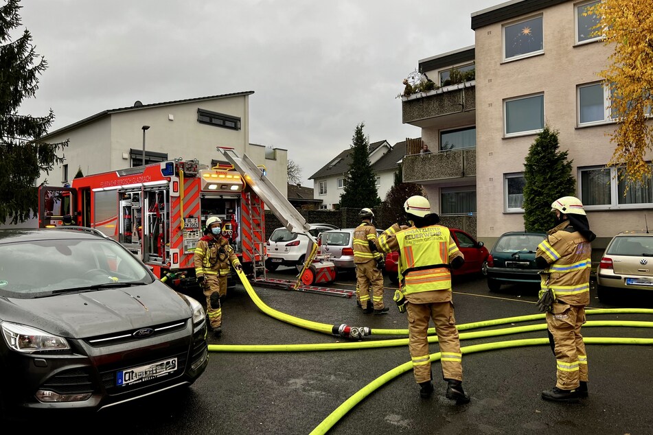 Mit vereinten Kräften hat die Feuerwehr Bergisch Gladbach am Sonntag einen 56-jährigen Bewohner aus seiner Wohnung gerettet.