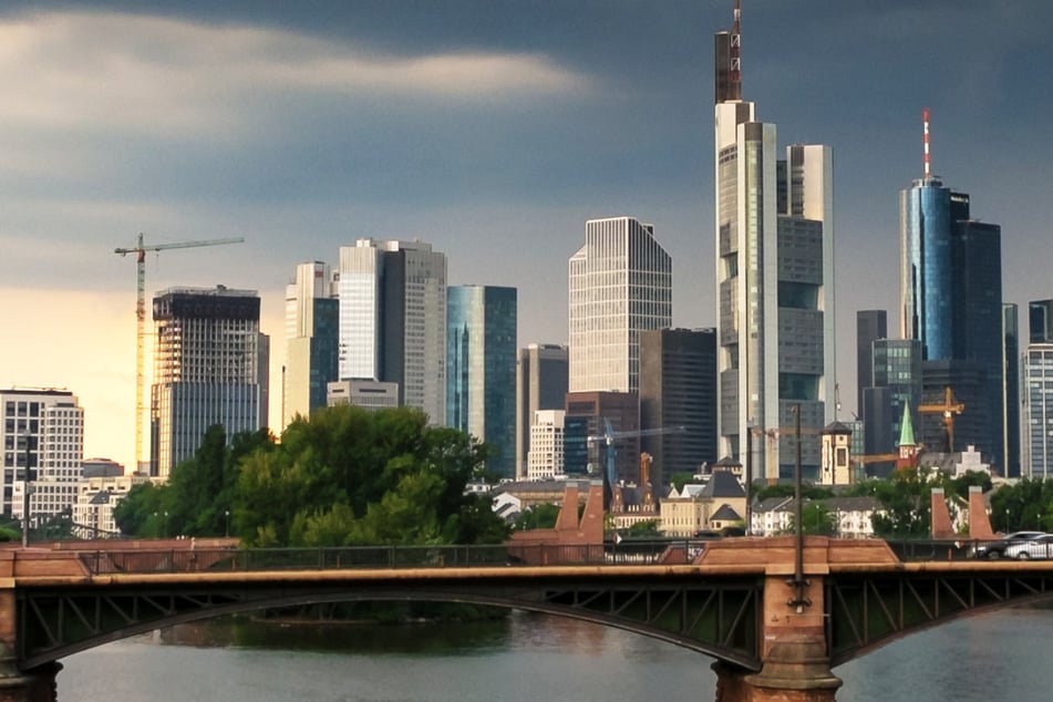 Am Samstag soll sich die Wetterlage in Frankfurt und Hessen etwas aufheitern. (Archivfoto)