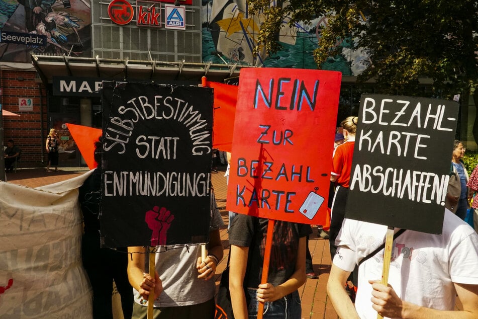 Viele empfinden die Bezahlkarte als unwürdig und diskriminierend, teilweise gab es Demonstrationen dagegen.