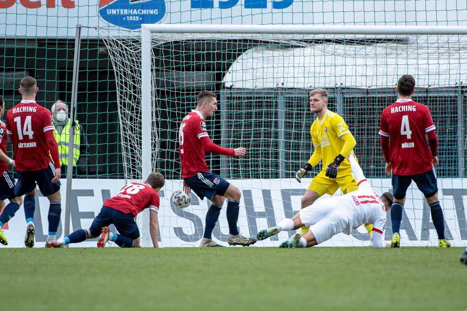 Dustin Willms (Nummer 11) trifft zur FSV-Führung.