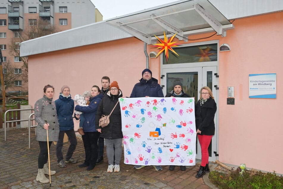 Eltern protestieren für den Erhalt der Kita "Am Windberg".