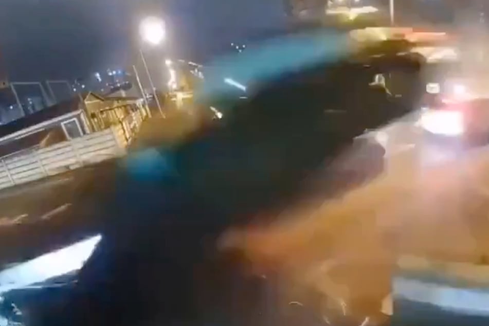 ... y pasando volando frente a la cámara.