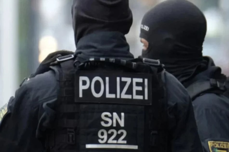 Die Beamten stellten bei der Razzia zahlreiche Beweismittel sicher, darunter Handys, Computer und Speichermedien. (Symbolfoto)