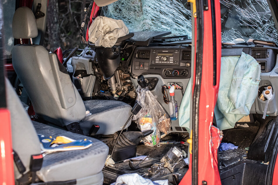Die 57-jährige Fahrerin musste von der Feuerwehr aus dem zerquetschten Bus befreit werden.