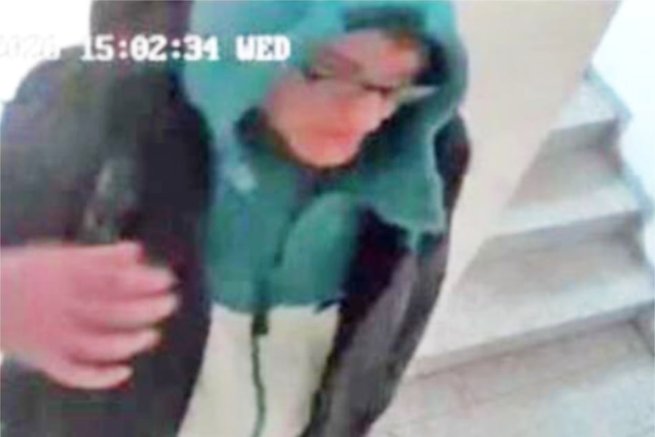 Der Tatverdächtige - dieses Bild schoss die Überwachungskamera unmittelbar vor dem Übergriff.