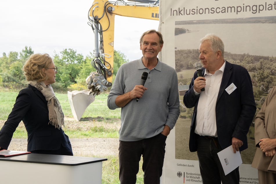 Neben dem Oberbürgermeister Burkhard Jung (M., 68) und dem SEB-Betriebsleiter Peter Böhmer (r.) war auch die Staatsministerin für Infrastruktur und Landesentwicklung Regina Kraushaar (62, CDU) am Mittwoch vor Ort.