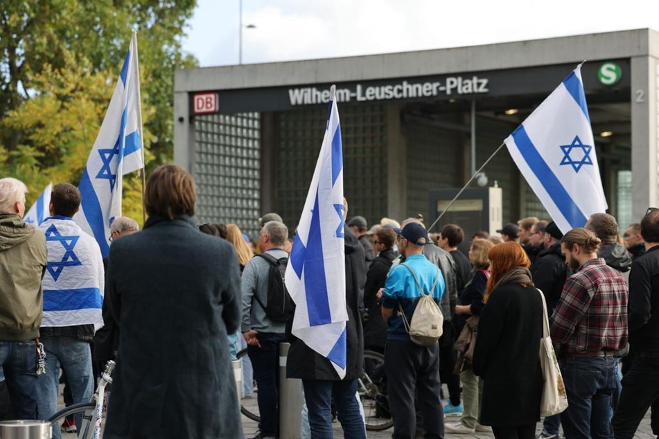 Demo im Zentrum: Leipziger solidarisieren sich nach Terror-Angriff mit Israel