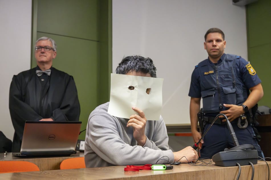 Der Angeklagte sitzt zum Prozessauftakt auf seinem Platz im Gerichtssaal des Landgerichts München.