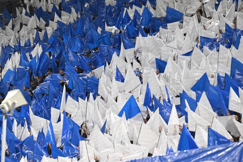 Ein Fan des Karlsruher SC verstarb drei Tage nach einem schweren Sturz auf dem Stadiongelände.