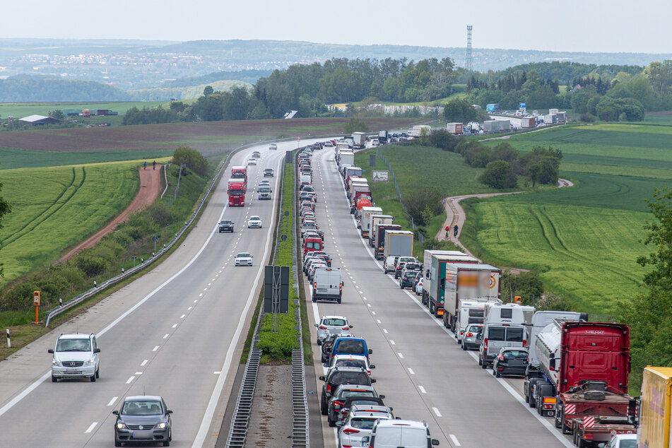 Auf der A72 kam es am Samstag wegen eines querliegenden Lkws zu einem Stau zwischen Hartenstein und Zwickau-Ost.