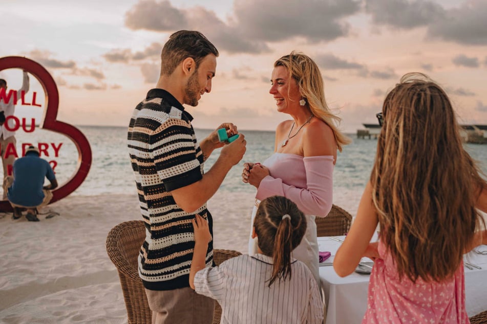 Timur Ülker hielt im Hotel "Raaya by Atmosphere" am Strand der Malediven um die Hand seiner großen Liebe Caroline Steinhof (beide 35) an.