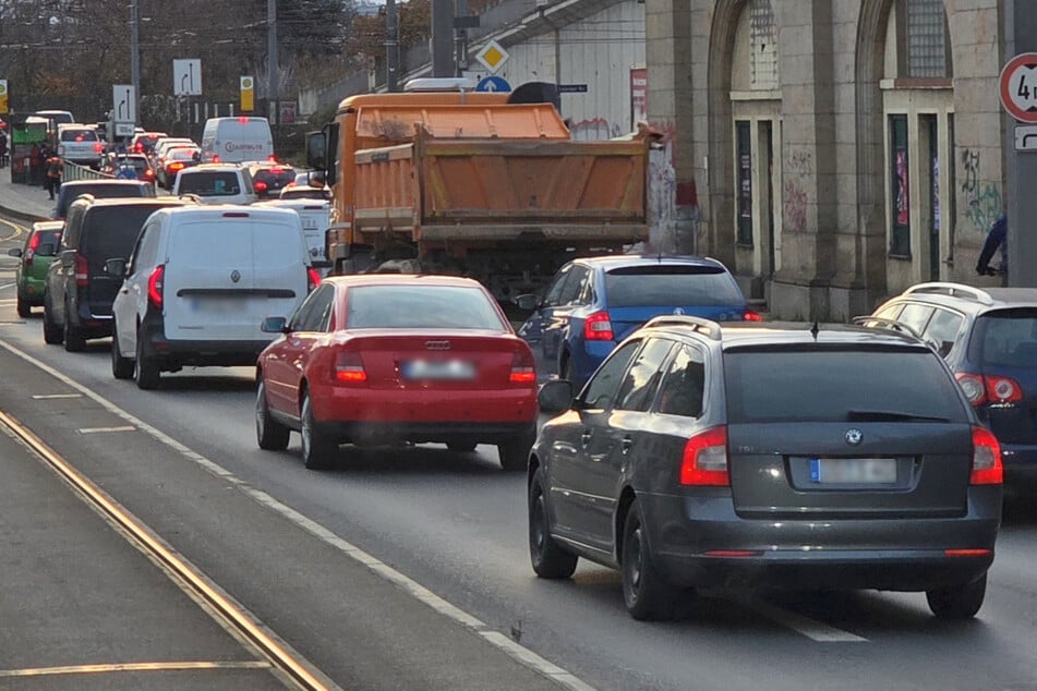 Trotz grüner Ampeln kamen Autofahrer auf der Antonstraße vor der Brücke Donnerstagnachmittag nur mühsam voran.