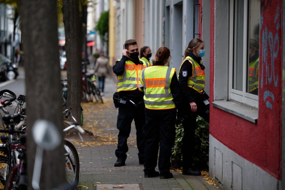 Mitarbeiter des Ordnungsamtes kontrollieren in Köln-Ehrenfeld Haus für Haus, ob die Anwohner die Gebäude verlassen haben.