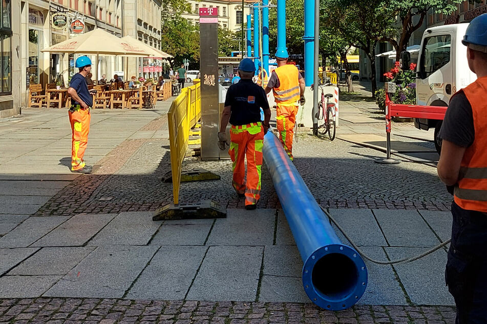 Spezialisten einer Brunnenbaufirma aus Wilschdorf montierten in Dresden das blaue Rohrsystem.