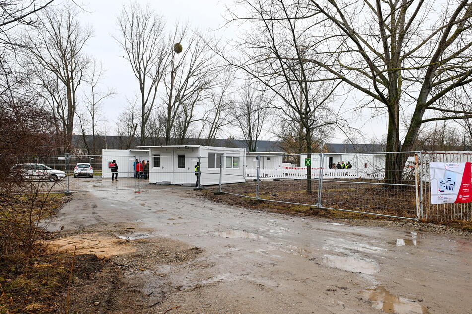 Die Unterkunft in Niedersedlitz ist eines von sechs Containterdörfern, deren Errichtung der Stadtrat im Mai 2023 beschloss.