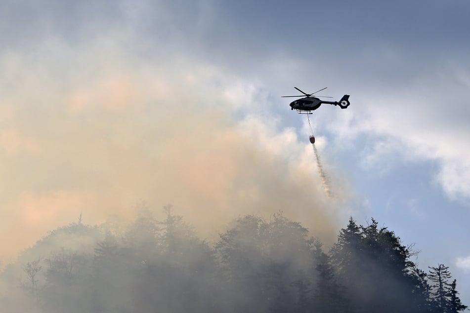 Im Bergwald bei Unterwössen kämpfen die Einsatzkräfte gegen einen Waldbrand. Die Lage scheint sich zu verbessern.