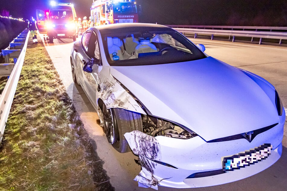 Der Fahrer (51) des Tesla wurde bei dem Unfall schwer Verletzt.