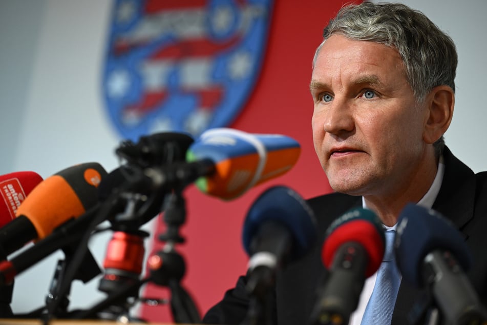 Thüringens AfD-Rechtsaußen Björn Höcke (52) - hier auf dem Podium in der Landespressekonferenz vor der Sitzung des Landtags in der kommenden Woche - hat eigentlich keine Chance, gewählt zu werden.