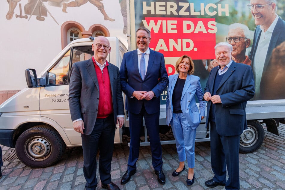 SPD-Spitzenkandidat Alexander Schweitzer (2.v.l.) und die früheren rheinland-pfälzischen Regierungschefs Rudolf Scharping (l.), Malu Dreyer (2.v.r.) und Kurt Beck (r.) und bei der Wahlkampf-Abschlussveranstaltung in Landau.
