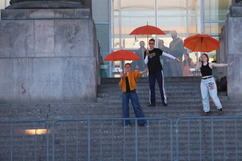 Neue Generation tanzt auf "Stufen der Macht" - bis die Polizei kommt