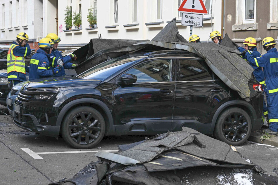 Einsatzkräfte im Dauerstress: Unwetter verwüstet Leipzig, Passant pöbelt gegen THW
