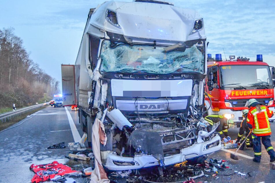 Drei Lkws krachen auf der A6 zusammen: Rettungs-Heli im Einsatz, Vollsperrung
