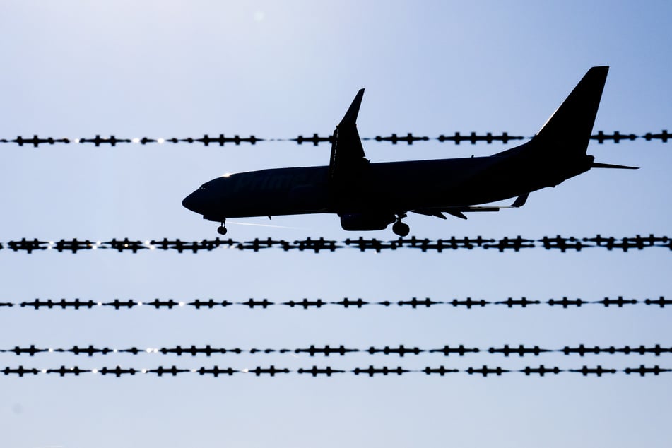 Der vorbestrafte Afghane wurde per Linienflug ausgeflogen. (Symbolfoto)