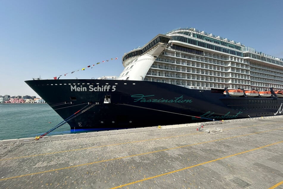 Die "Mein Schiff 5" liegt noch immer im Hafen in Doha.
