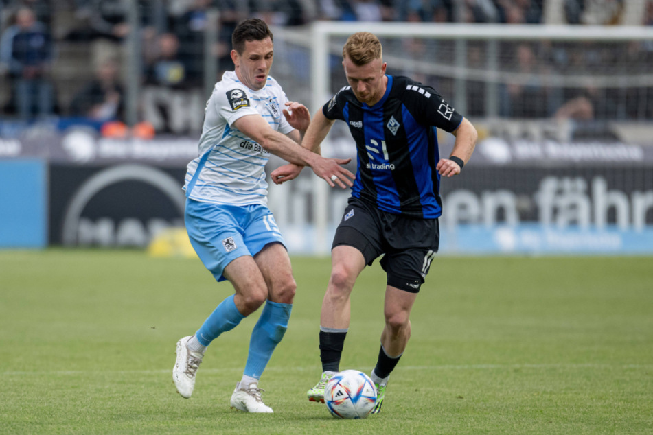 Marcel Bär (31, l.) am 19. Mai bei seinem letzten Spiel für 1860 München im Grünwalder Stadion. Nun kehrt er zurück, platzt auch sein Knoten? Wäre ihm und Aue zu wünschen.