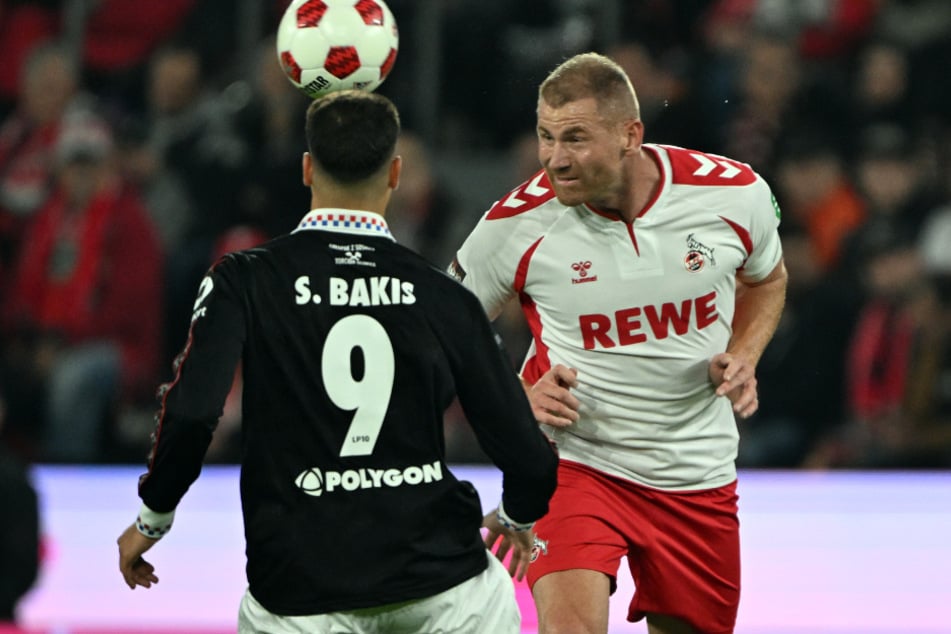 Beim Abschiedsspiel von FC-Ikone Lukas Podolski (40) im Oktober 2024 stülpte sich Lukas Sinkiewicz (40. r.) noch einmal das Trikot mit dem Geißbock auf der Brust über. (Archivbild)