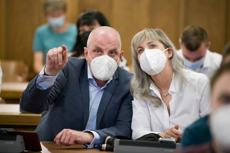 Detlef Müller (57, SPD) durfte am Abend mehrfach jubeln, lag kurz vor dem Ende der Auszählung in Chemnitz vorne. Begleitet wurde er am Abend auch von seiner Frau Yvonne (50).