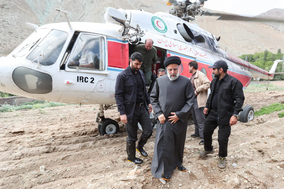 Bei dem Absturz des Präsidenten-Hubschraubers im Iran sind Staatsmedien zufolge alle Insassen ums Leben gekommen. Unter den neun Toten sind Präsident Ebrahim Raisi (vorne) und Außenminister Hussein Amirabdollahian.
