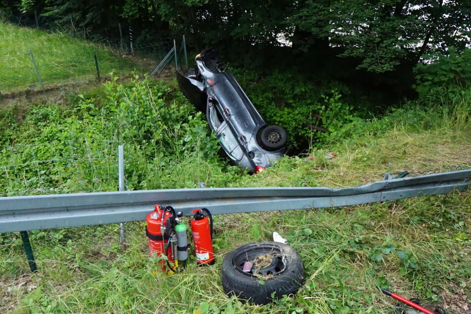 Der dunkle BMW blieb in einem Bach neben der Fahrbahn auf der Fahrerseite liegen.