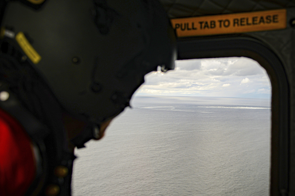Auf diesem von den dänischen Streitkräften zur Verfügung gestellten Foto überwacht die Besatzung eines Hubschraubers der Streitkräfte ein Gasleck in der Ostsee.