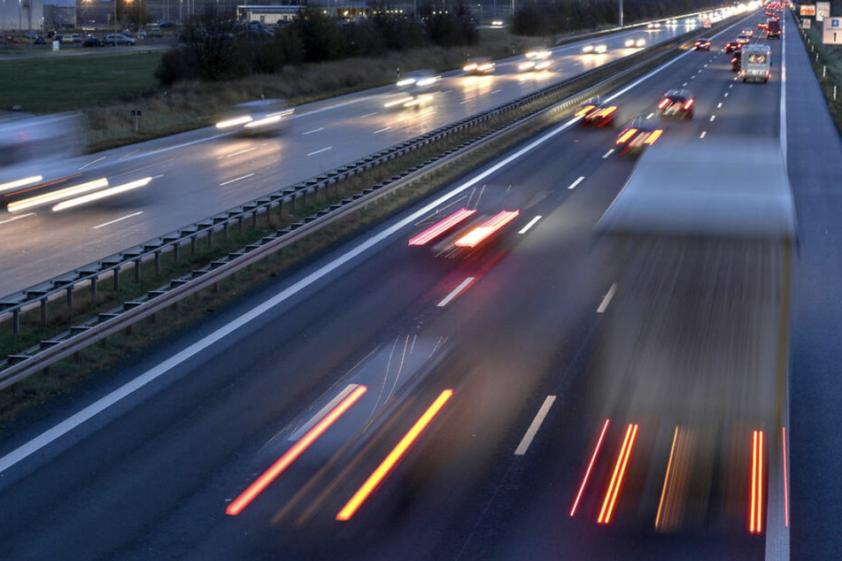 Aus bisher unbekannter Ursache war der 63-jährige Laster-Fahrer von der A14 abgekommen und war auf einer Wiese stehen geblieben. (Symbolbild)