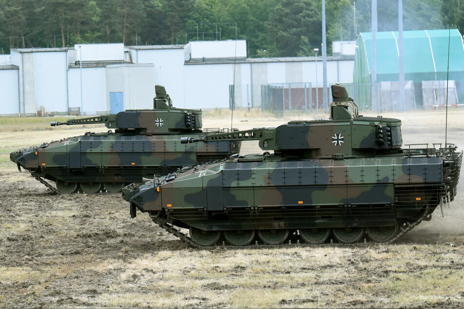 Der Schützenpanzer Puma hat als Hauptwaffe eine 30-mm-Bordmaschinenkanone. (Archivbild)