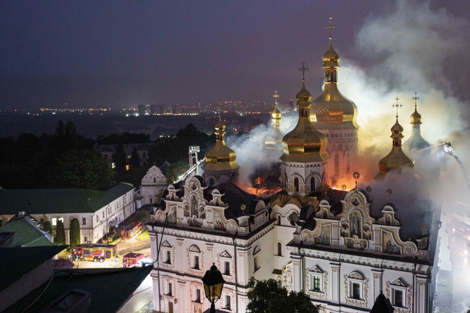 Ukraine-Krieg: Berühmtes Höhlenkloster nach russischen Angriffen in Flammen